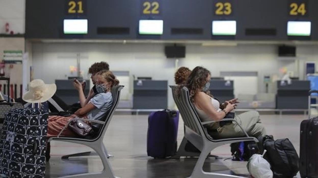 Viajeros en un aeropuerto andaluz