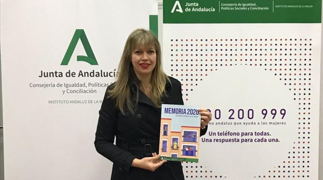 La asesora del programa del IAM en Córdoba, Lourdes Arroyo, con la memoria de 2020