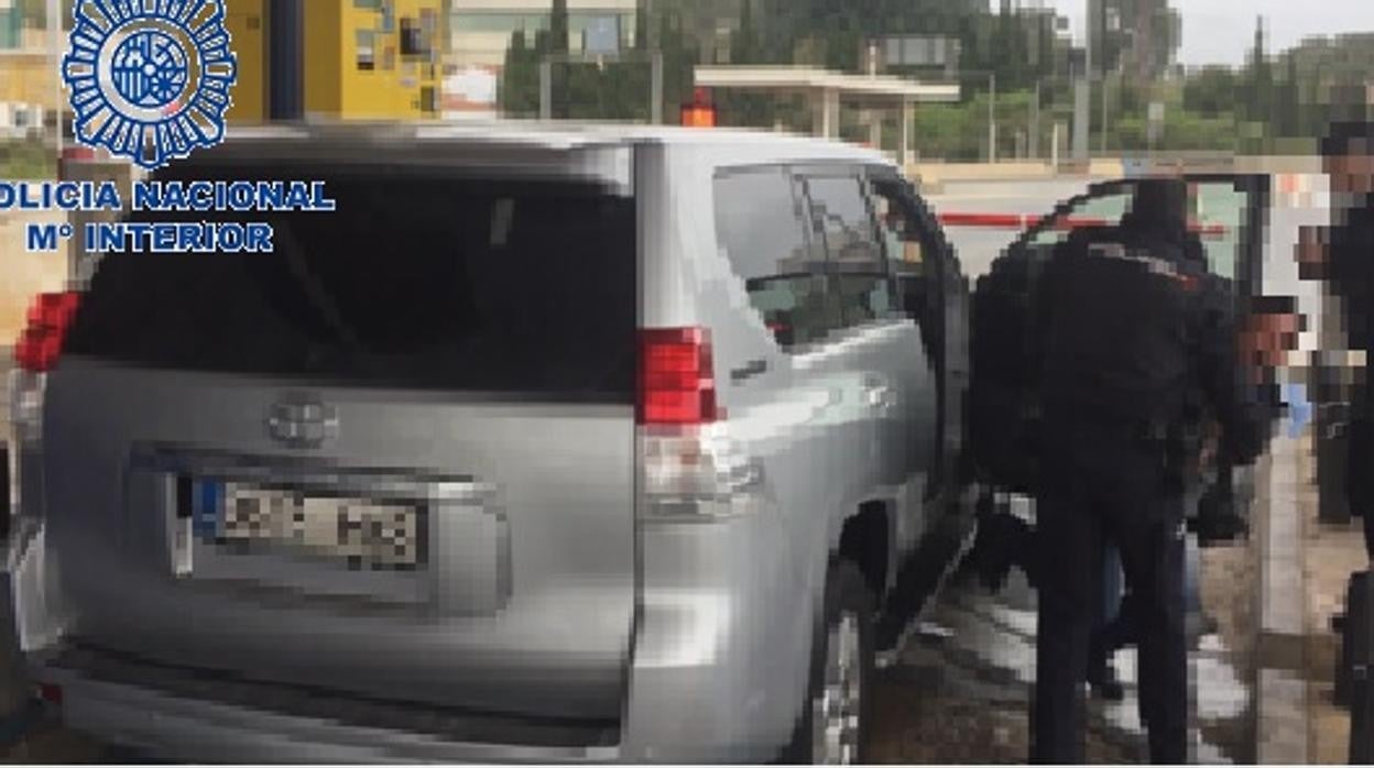 Detención de uno de los coches robados y de su conductor en un peaje de la autopista