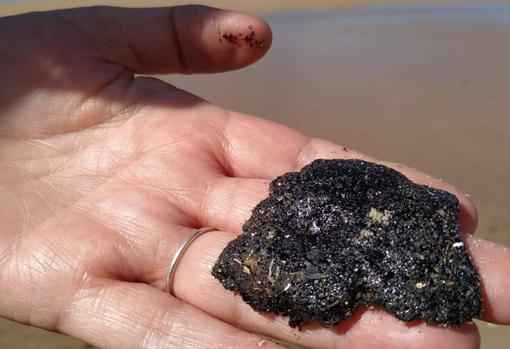 Así son «las galletas» de fuel que se están retirando en la zona