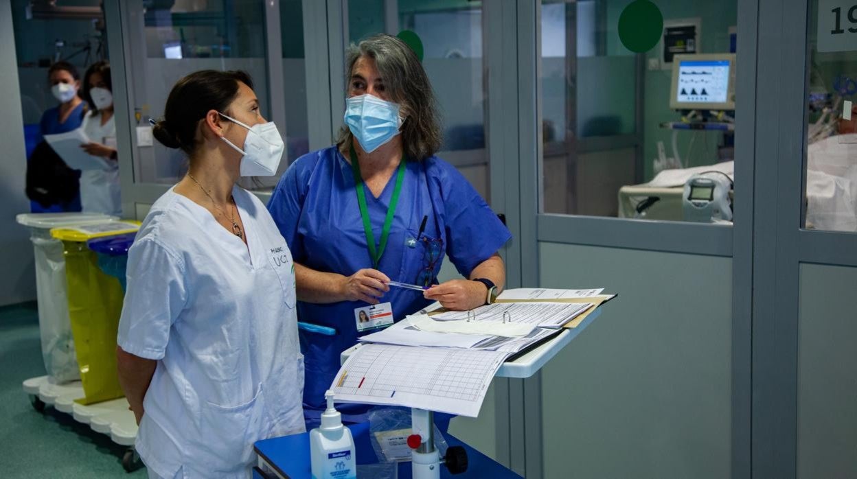 La médica intensivista Eugenia Yuste (derecha) con una compañera en el Hospital San Cecilio de Granada