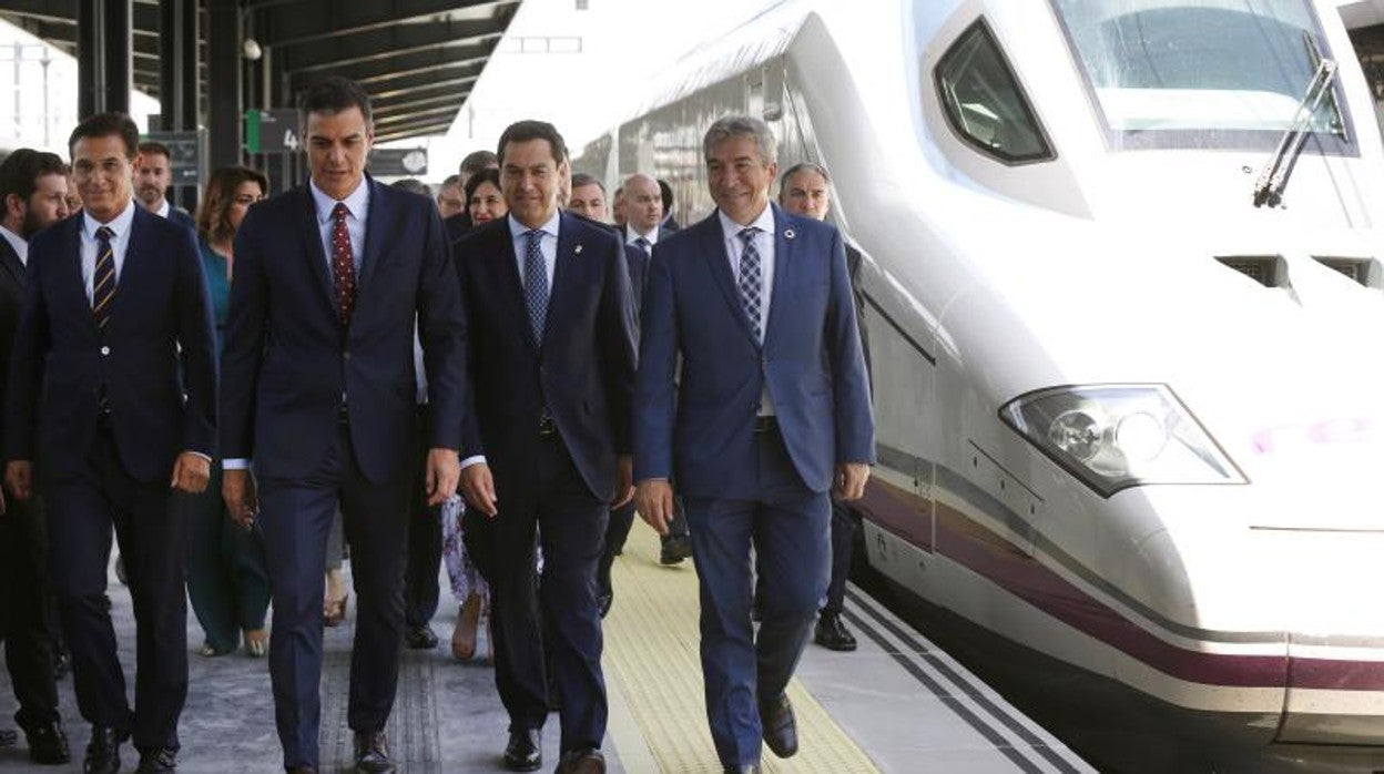 Pedro Sánchez, con Luis Salvador y Juanma Moreno en la primera llegada del AVE a Granada