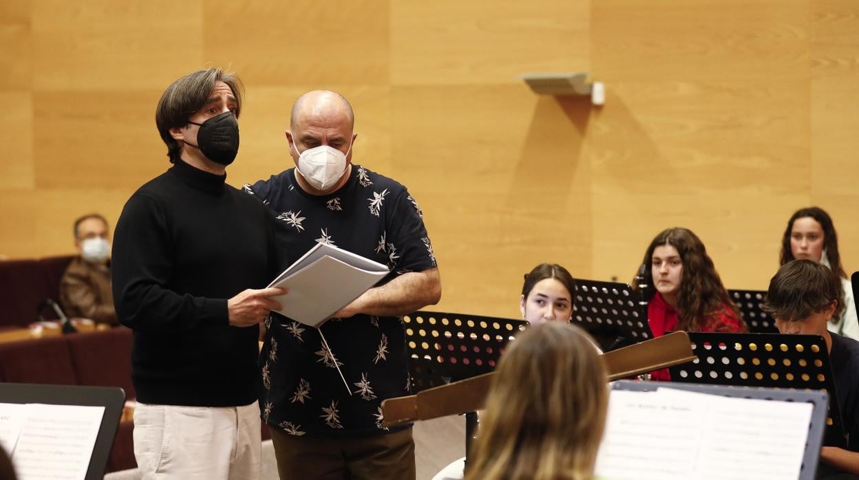 Carlos Domínguez-Nieto y Juan Manuel Morat, con los alumnos del conservatorio