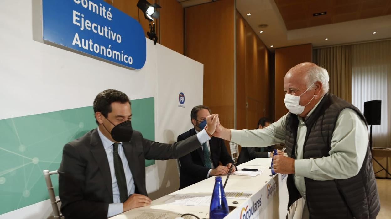 El presidente saluda al consejero de Salud al inicio de la reunión en La Arruzafa