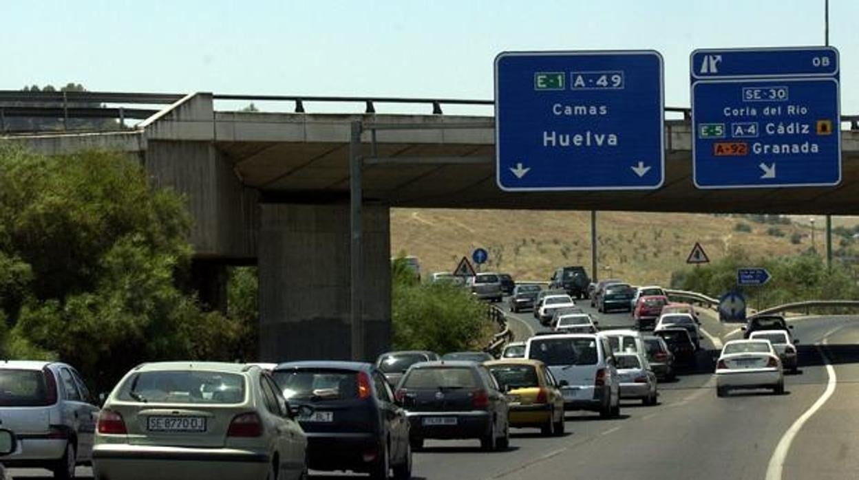 Coches en la salida de Sevilla hacia Huelva y Cádiz