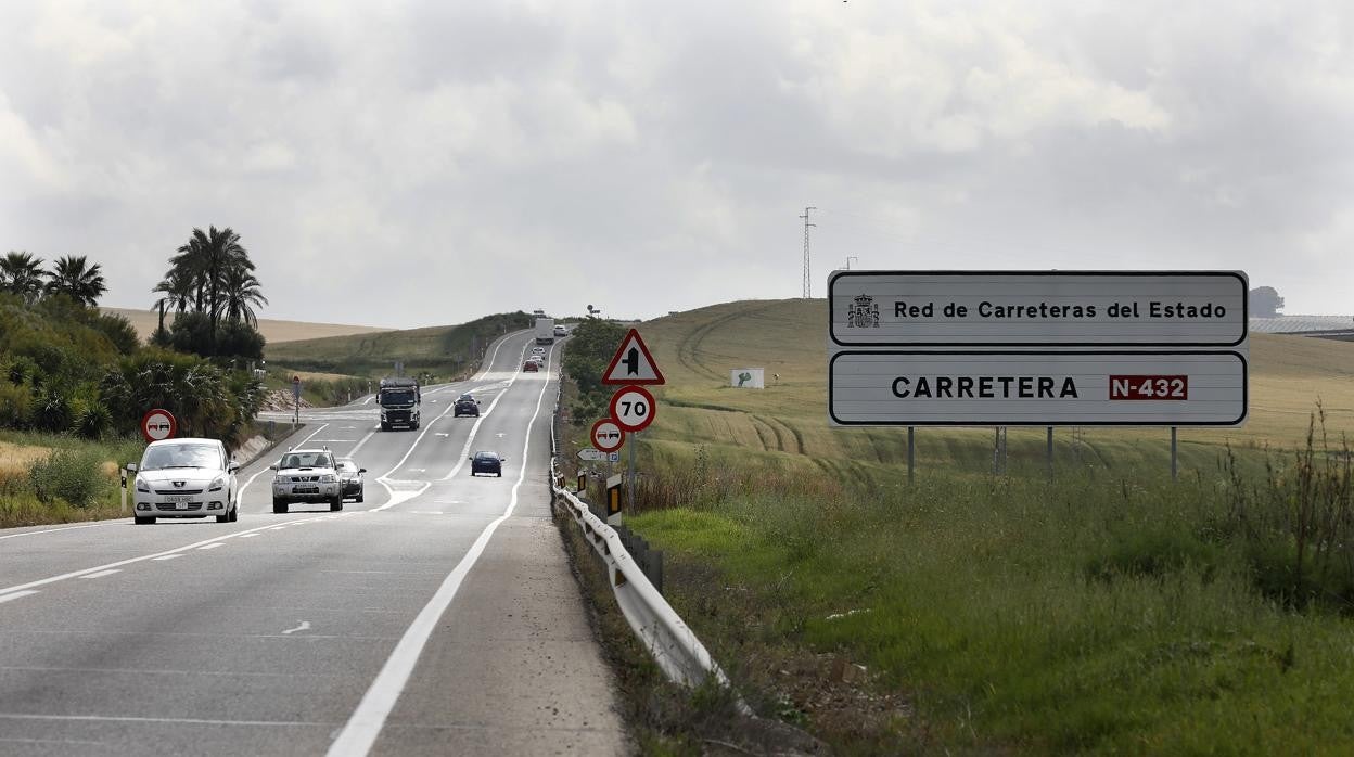Varios vehículos, ayer circulando por la N-432, que enlaza Granada con Badajoz, a su paso por Córdoba