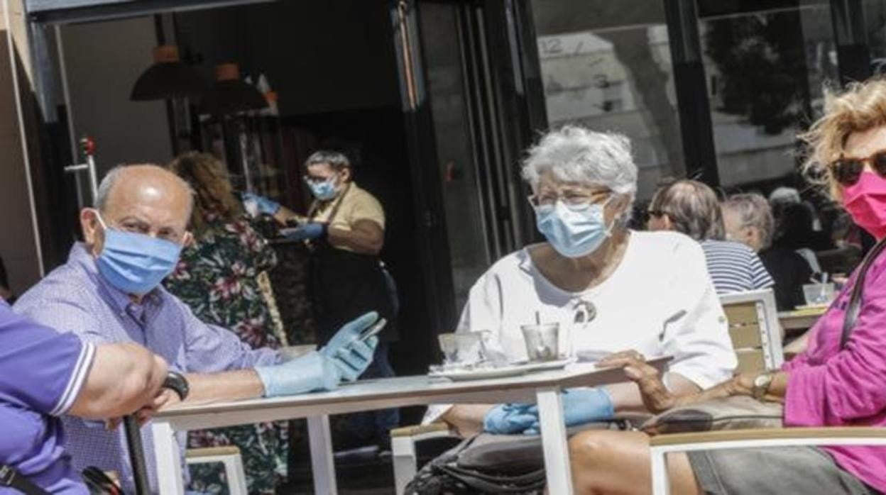 Reunión social en un bar