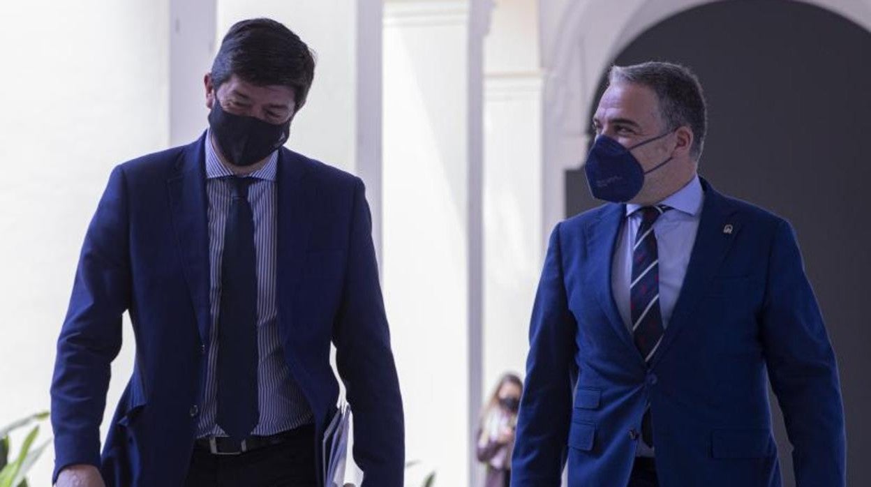 El vicepresidente de la Junta, Juan Marín, junto a Elías Bendodo, consejero de la Presidencia, este martes en San Telmo