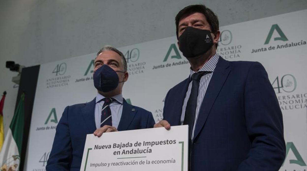 El consejero de la Presidencia, Elías Bendodo (PP), y el vicepresidente de la Junta, Juan Marín, ayer en la presentación de la bajada de impuestos