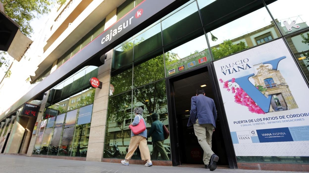 Una persona entra a la sede del banco en Ronda de los Tejares