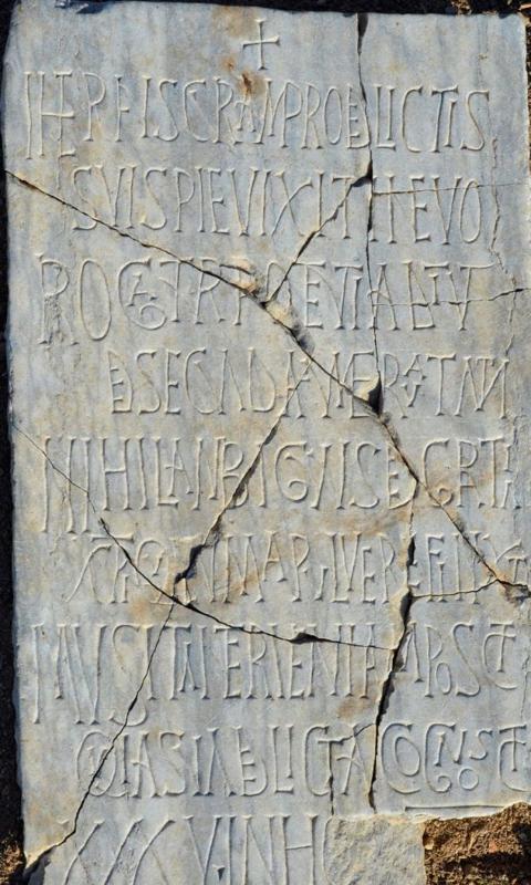 Losa funeraria con el epitafio y el acróstico silábico de 'Hieronimus', que se compone en el arranque de diferentes líneas