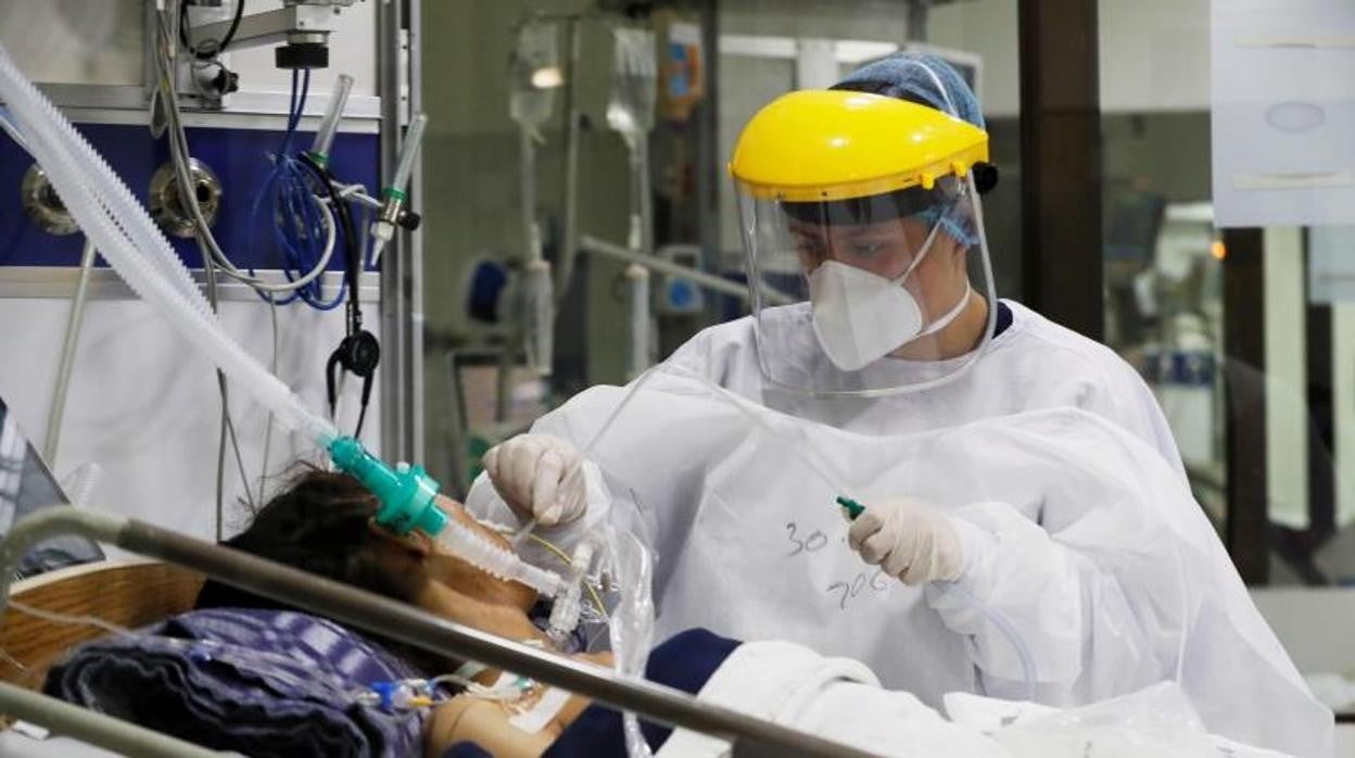 De los 523 médicos andaluces que emigraron en el año del Covid, 49 lo hicieron fuera de España