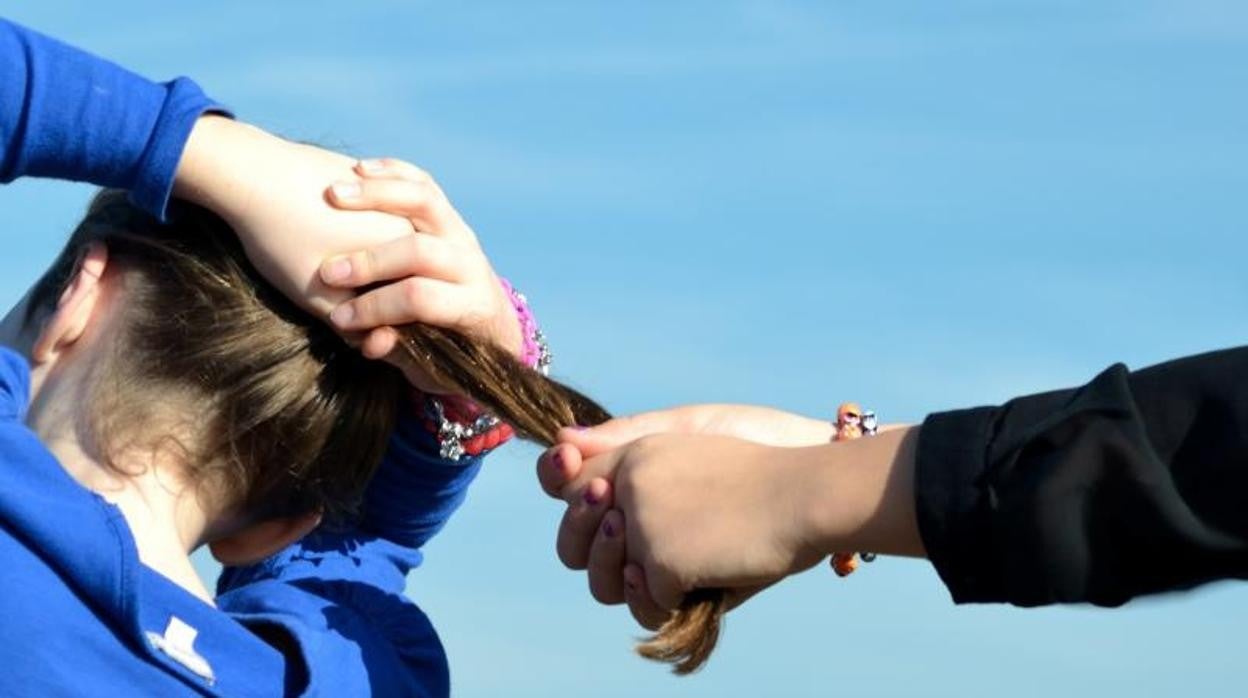 Imagen de archivo de una niña siendo agredida en su colegio