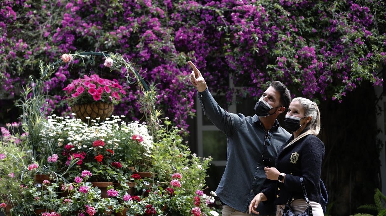 Dos visitantes en el patio de la plaza de Las Tazas. En el vídeo, patio de la calle Aceite