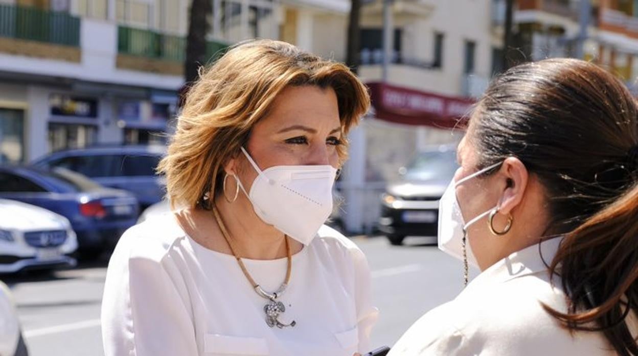 La secretaria general del PSOE andaluz, Susana Díaz, junto a la alcaldesa de Punta Umbría en una visita este martes
