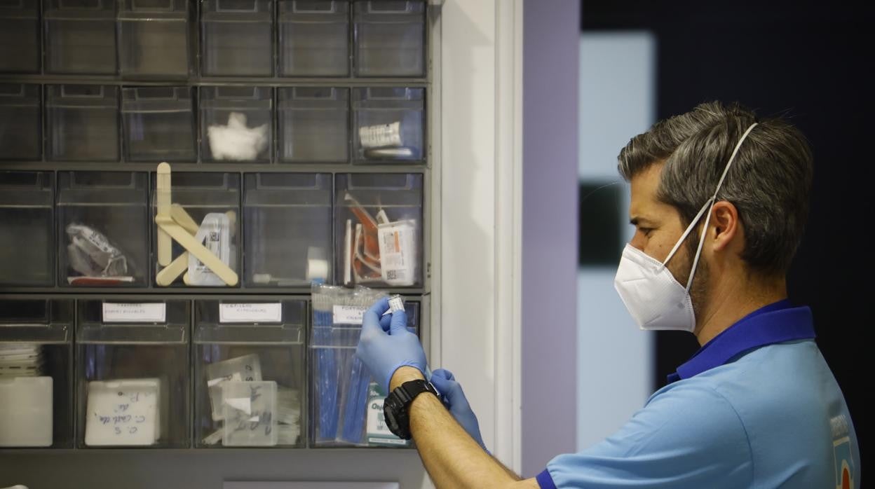 Un enfermero prepara una monodosis de Janssen en un centro de salud de Córdoba la semana pasada