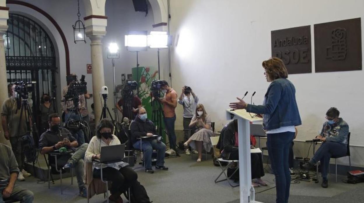 La secretaria general de los socialistas andaluces, Susana Díaz, durante su rueda de prensa de este jueves en San Vicente