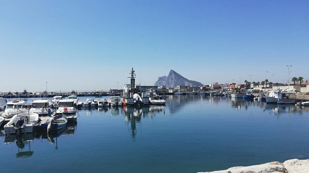 Imagen del puerto de La Atunara, donde ha sido atendido el herido por una UVI móvil
