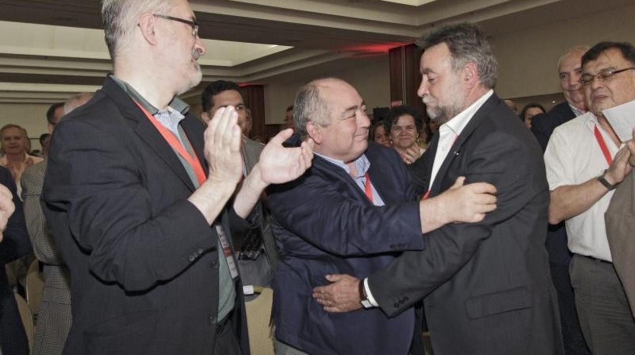 Francisco Fernández Sevilla (d) abraza a Manuel Pastrana en el congreso de la UGT-A de 2013