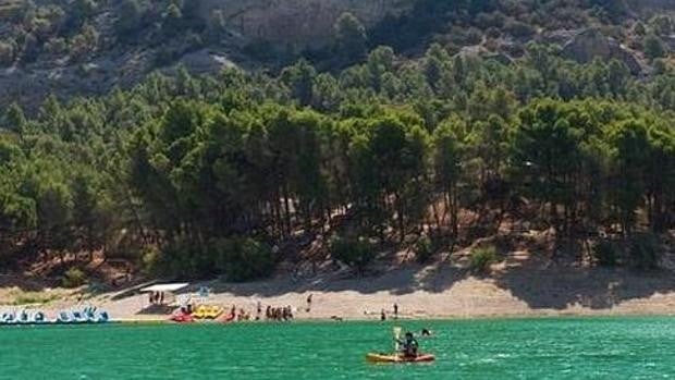 Una bandera azul al pie del Caminito del Rey