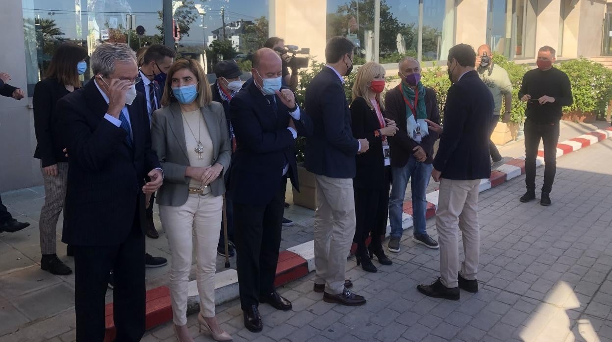 El presidente saluda al resto de autoridades a su llegada al congreso de UGT