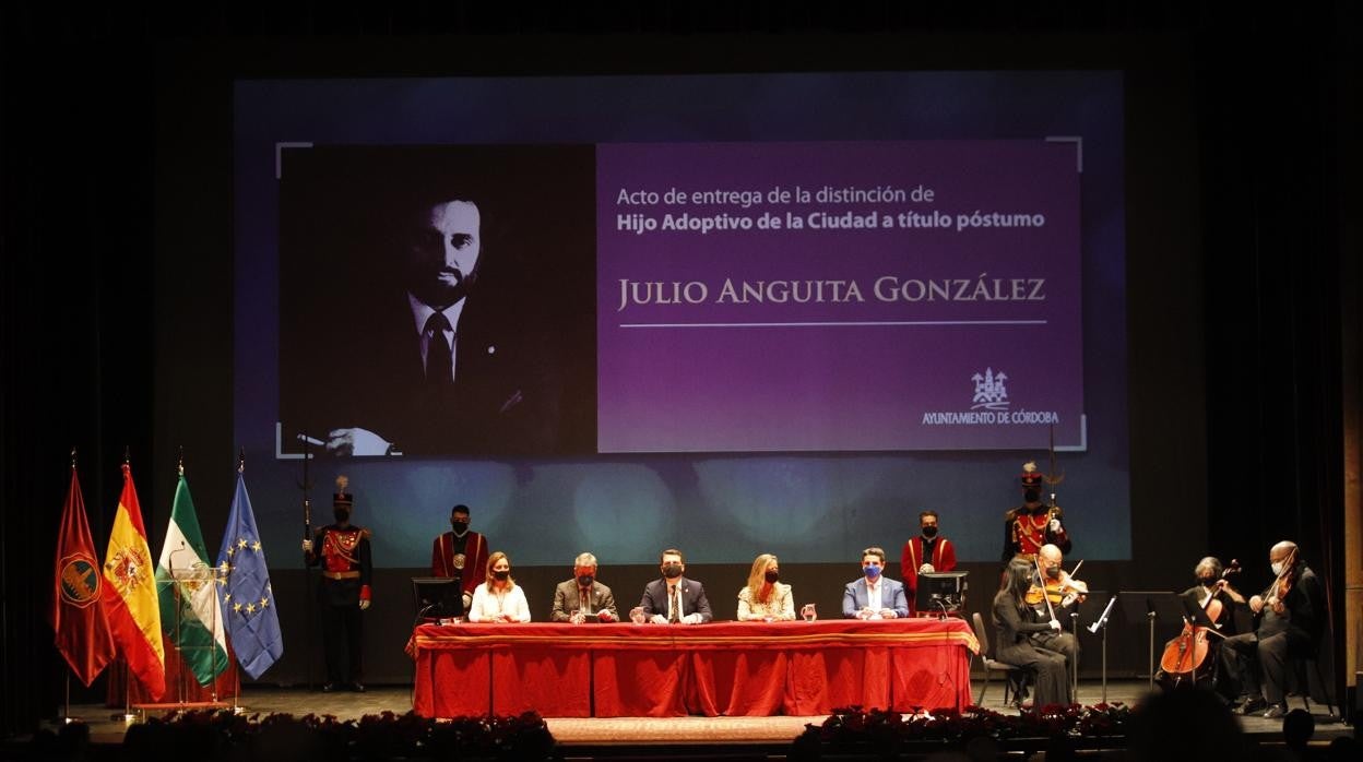 El alcalde y los portavoces municpales, hoy durante el homenaje a Anguita en el Gran Teatro de Córdoba
