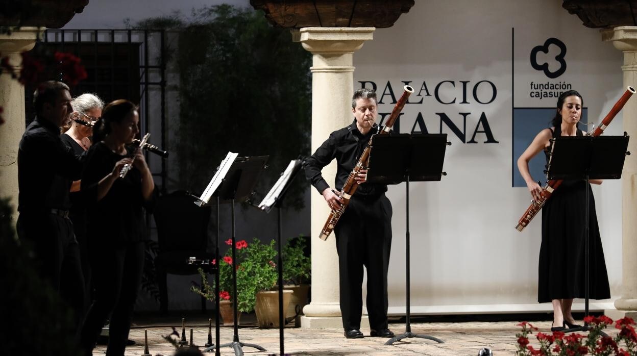 Actuación de la Orquesta en el Patio de las Columnas de Viana