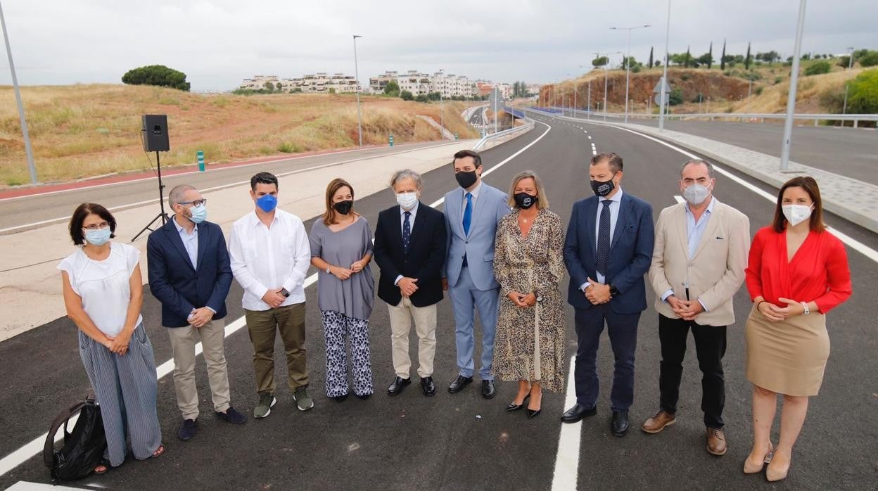 El alcalde, José María Bellido, hoy cortando la cinta para la inauguració de la Ronda Norte municipal