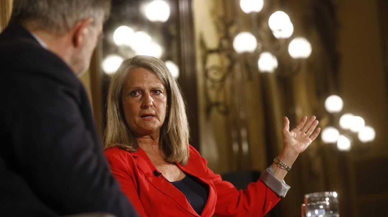 Isabel San Sebastián, hoy dirigiéndose a Calvo Poyato durante el Foro Cultural de ABC Córdoba