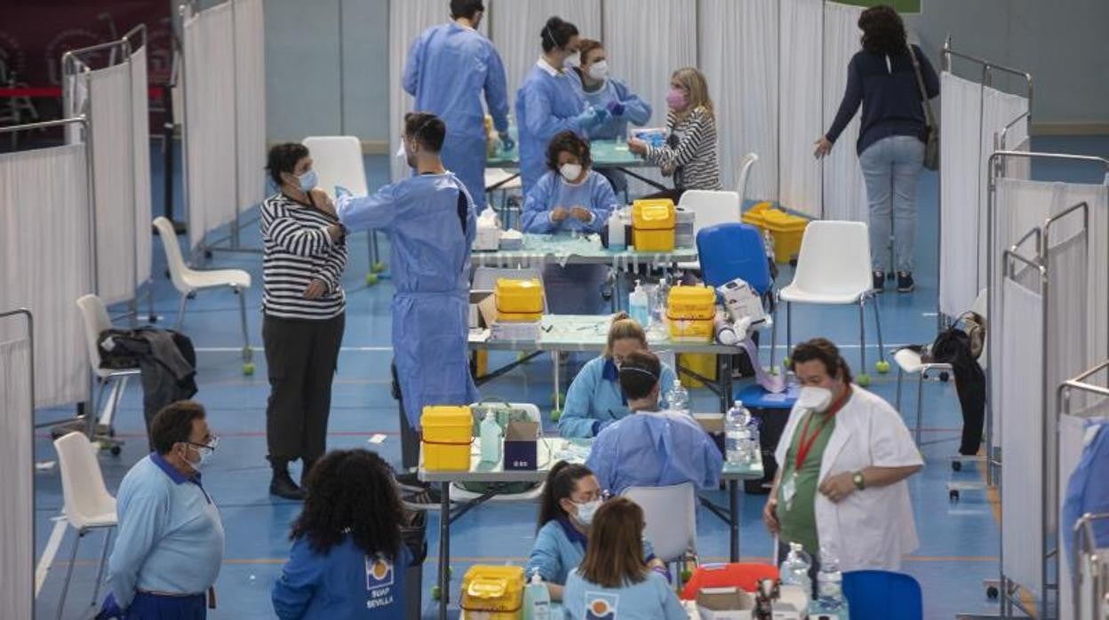 Uno de los puntos de vacunación masiva de los que están funcionando en toda Andalucía