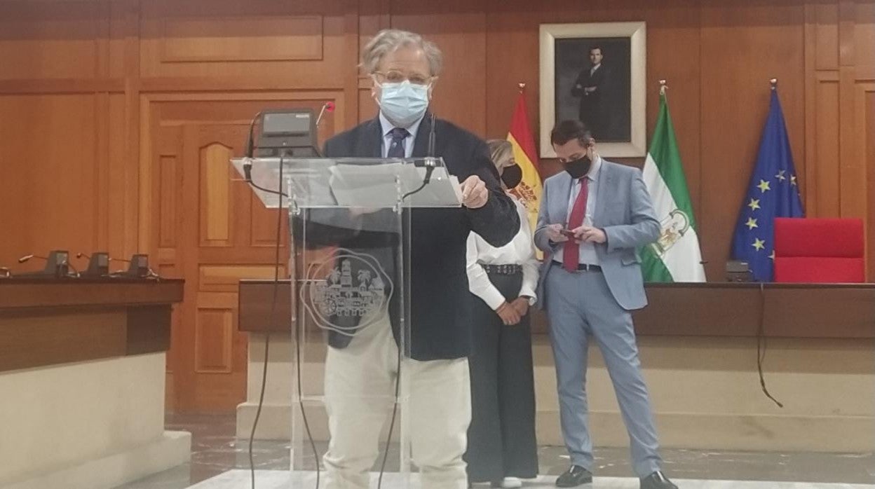 El edil de Hacienda, hoy durante su comparecencia en el salón de Plenos del Ayuntamiento de Córdoba