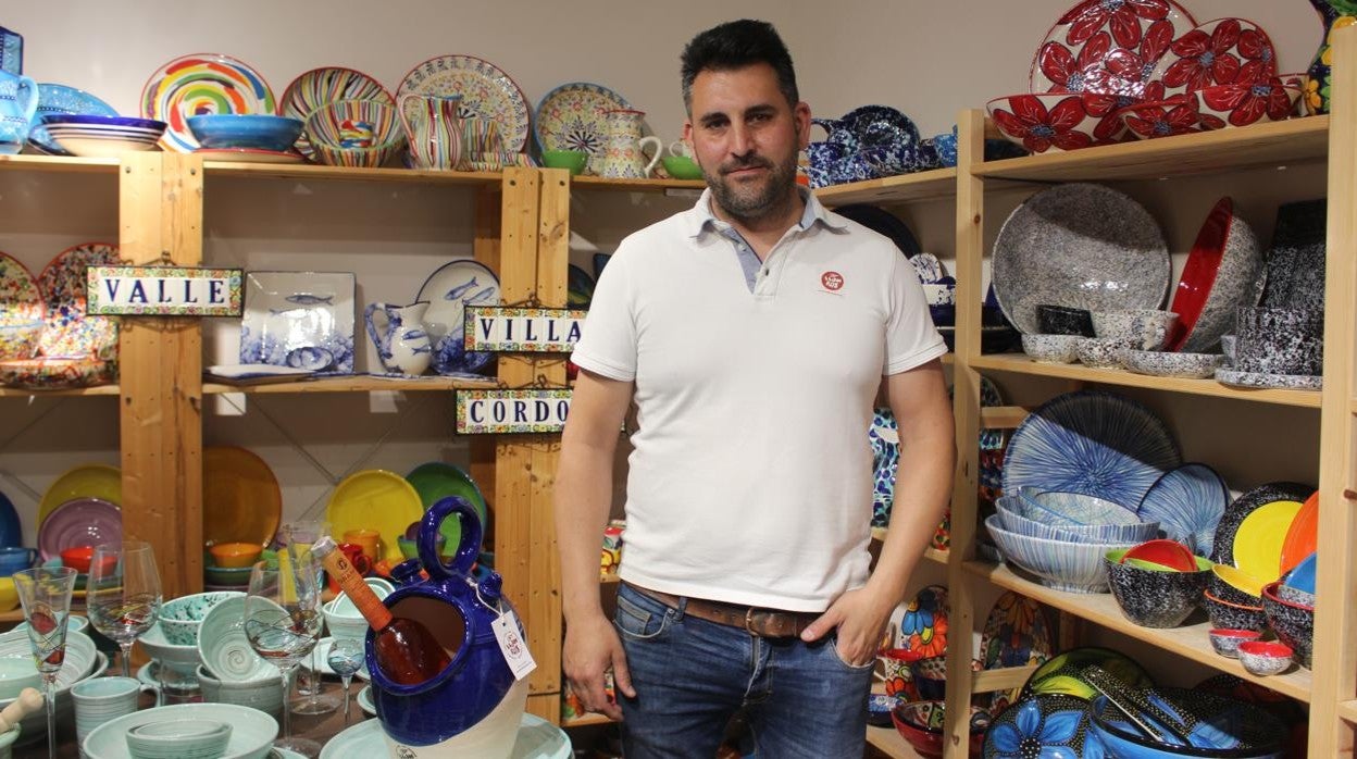 El gerente de Ivanros, Iván Figueroa, junto a algunos de sus diseños más exitosos