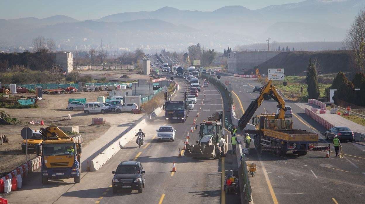 Obras en Granada que ralentizan el tráfico de automóviles al perder carriles