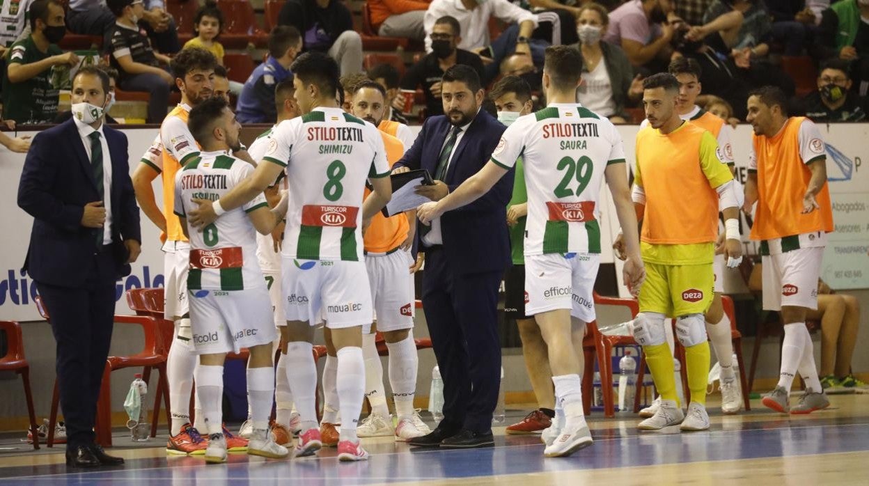 Los jugadores del Córdoba Patrimonio reciben instrucciones de Josan González en un tiempo muerto