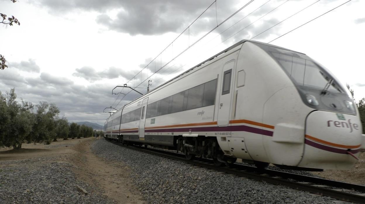 Tren que une Jaén con Madrid