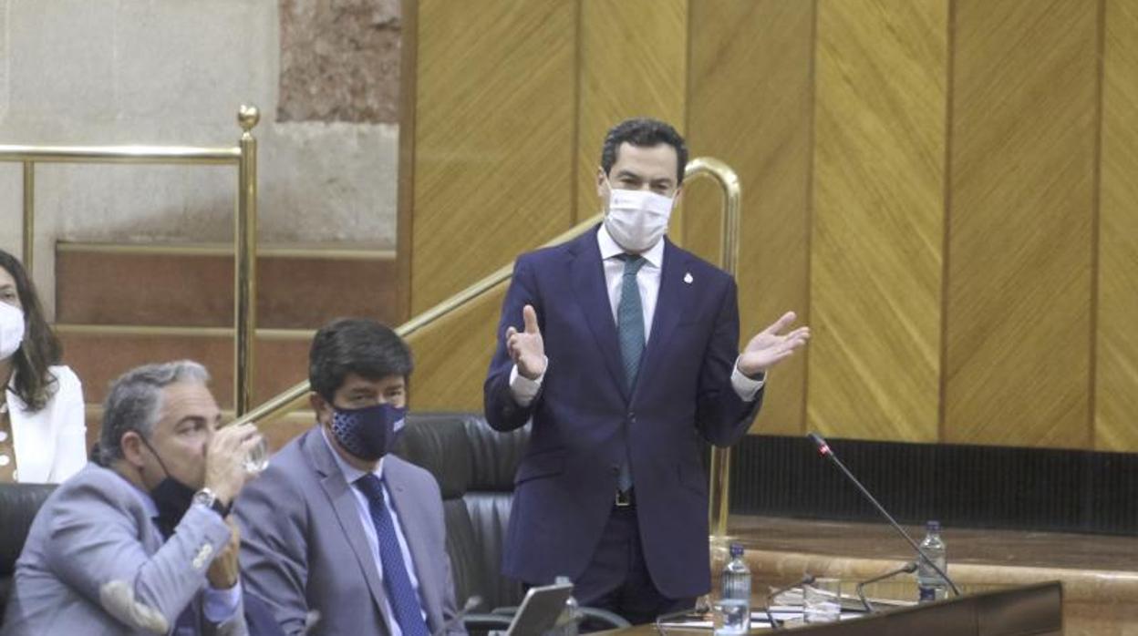 El presidente de la Junta, Juanma Moreno, durante la sesión de control al Gobierno este jueves en el Parlamento