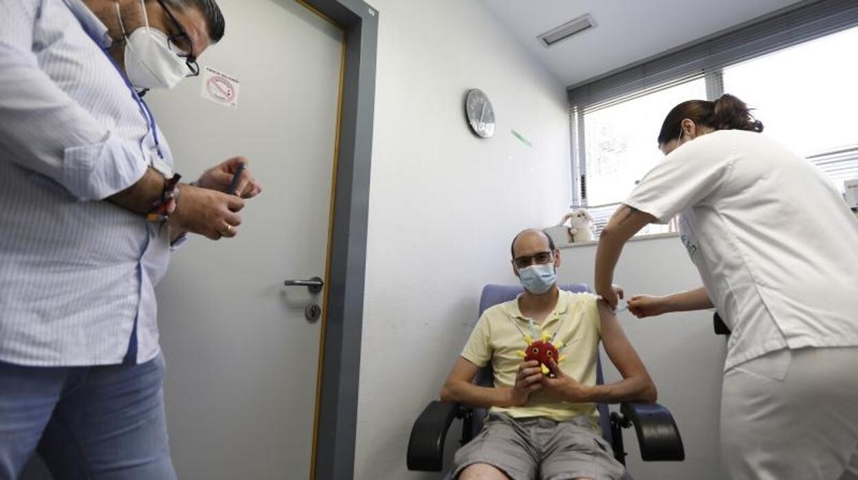 Una enfermera pone la segunda dosis a un hombre en el hospital Infanta Margarita de Cabra