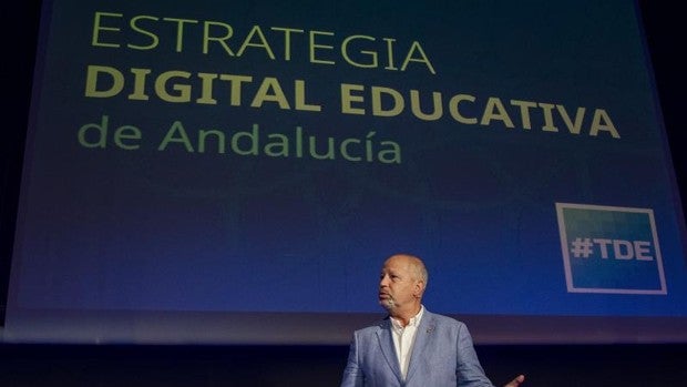 Portátiles, paneles táctiles y kits de robótica para meter en la carrera digital a la escuela pública andaluza