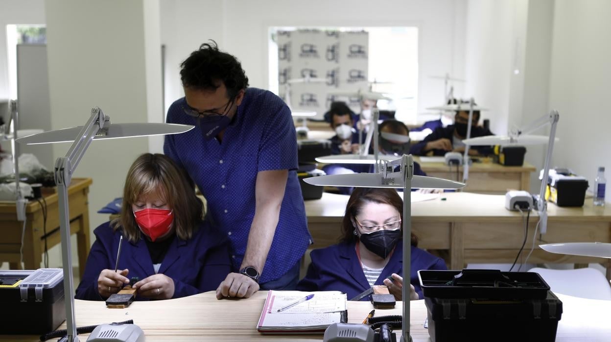 Un instructor con dos alumnas en Prode