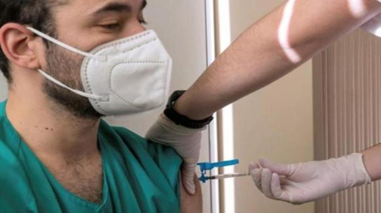 Un sanitario recibe la vacuna contra el coronavirus