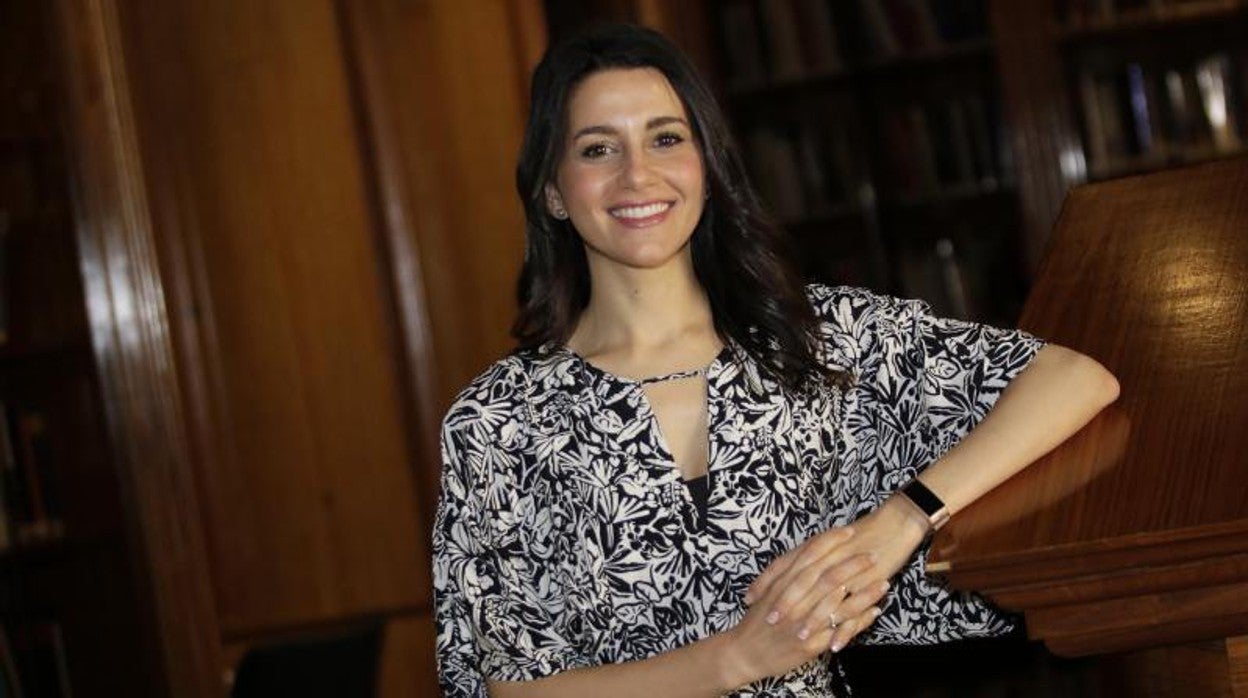 Inés Arrimadas posa en la biblioteca del Parlamento andaluz