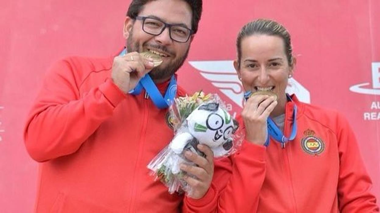 Fátima Gálvez junto a Alberto Fernández recogiendo un bronce conseguido esta temporada