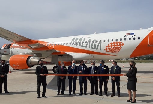 Las autoridades presentes cortan la cinta inaugural de la base