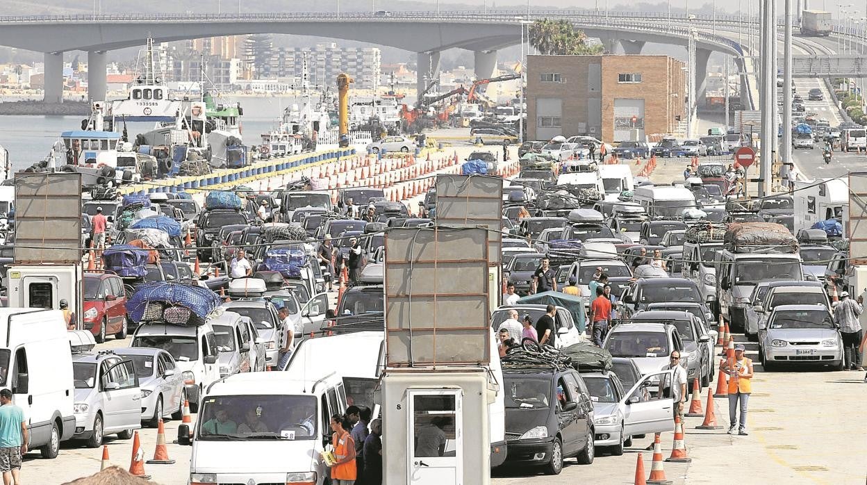 Imagen de archivo de vehículos aguardando para embarcar en el puerto de Algeciras durante la OPE