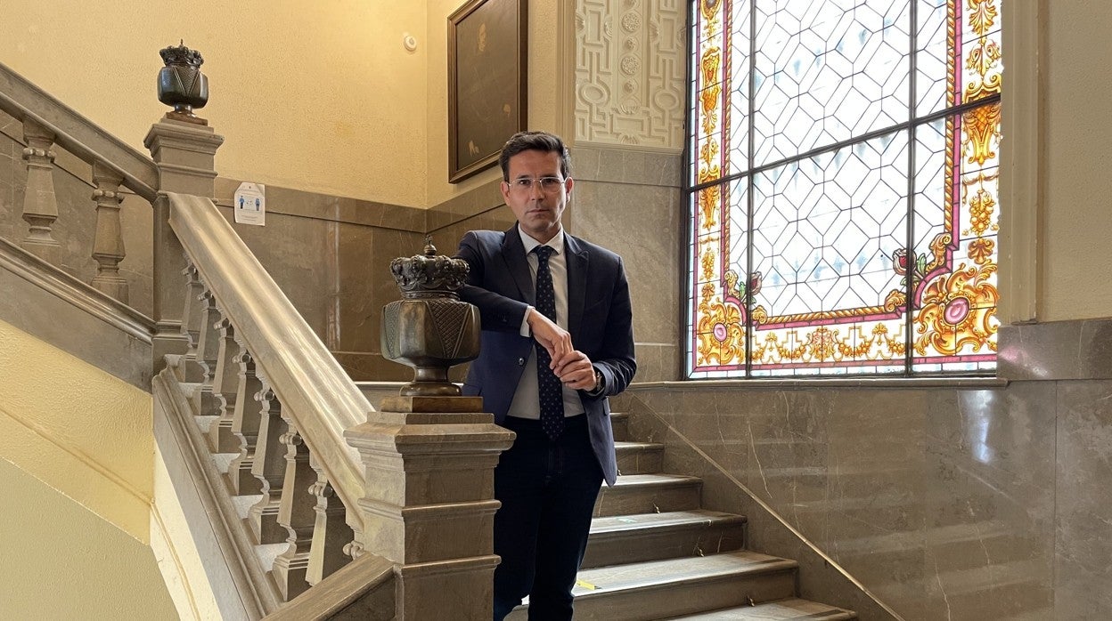 Paco Cuenca en las escaleras del Ayuntamiento de Granada