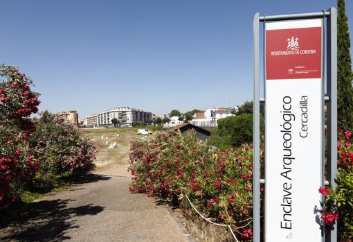 Entrada a Cercadilla, ya con la nueva señalización del Ayuntamiento de Córdoba