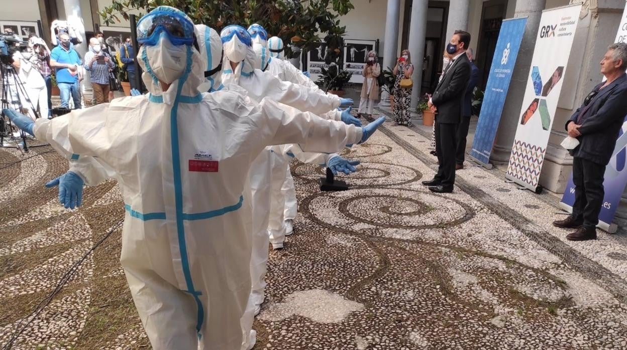 El alcalde de Granada Luis Salvador, al fondo, solo en el acto que se ha celebrado esta mañana en el Ayuntamiento de Granada