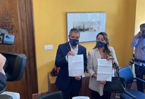 Manuel Olivares junto a Lucía Garrido renunciando a su cargo como concejales
