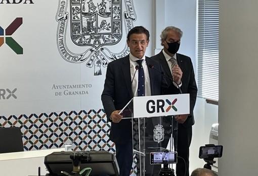 Salvador junto a Jose Antonio Huertas en la comparecencia de este martes