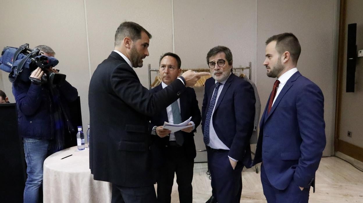 Carlos González, junto a su abogado Zaldúa y su hijo